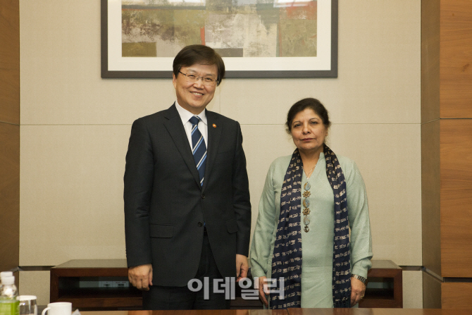 [포토]최양희 미래부 장관, 아·태경제사회위원회 사무총장 면담-4