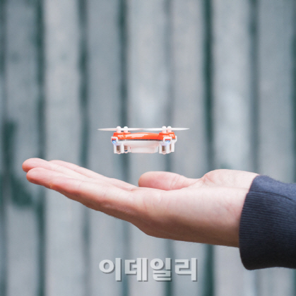 4cm 초소형부터 팔찌로 변신하는 드론까지..'별별드론'