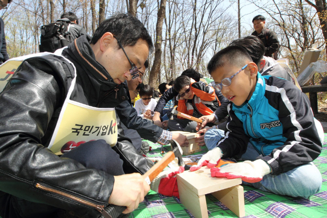 기업간 노사 나눔협의체, 어린이들과 산행