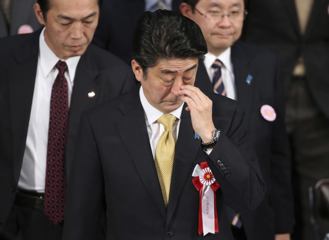  아베 총리의 역사인식 질타한 두 하루키