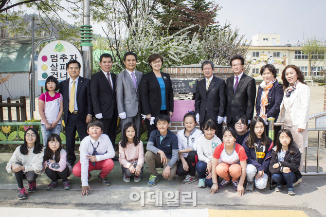[포토]2015 신한은행과 함께하는 예술꽃 새싹학교 현판식-4