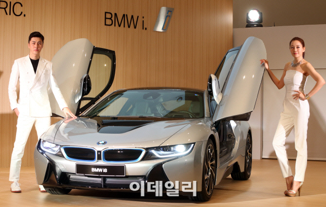 'BMW에 페라리까지..' 돌아온 오빠들 지누션, MV속 초호화 슈퍼카