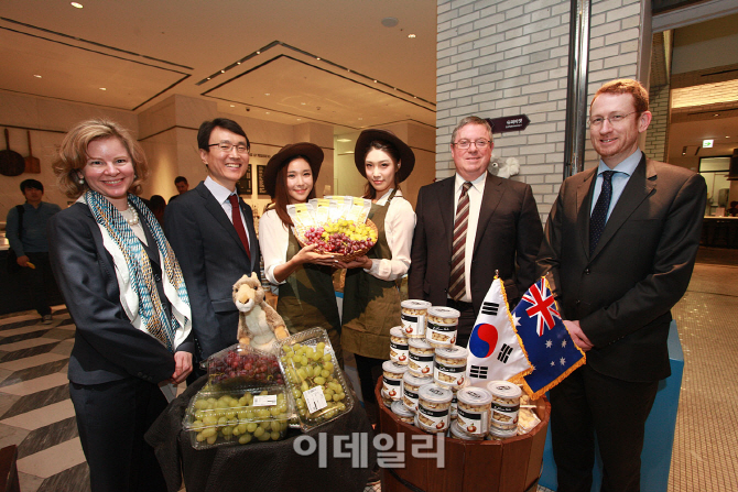 [포토]마카다미아의 고향 호주에서 온 고소한 마카다미아와 신선한 포도 맛보세요