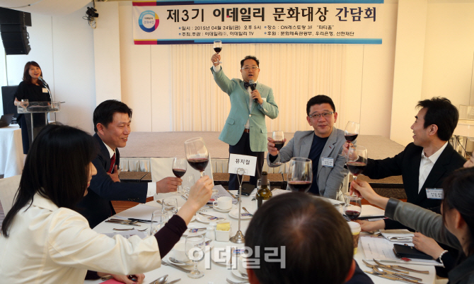 [포토]건배사하는 장일범 심사위원