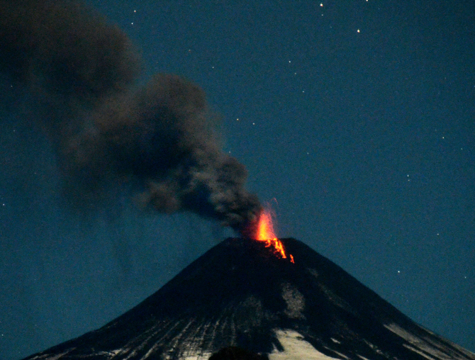  용암 분출하는 칠레 칼부코 화산                                                                                                                                                                   