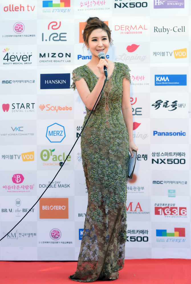 이현진, 아슬아슬한 가슴 망사 의상 '아찔'                                                                                                                                                      