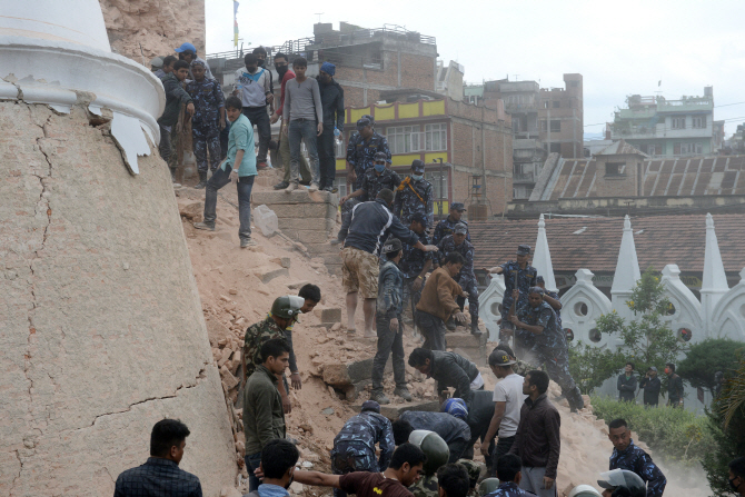 [포토] 네팔 7.9 강진, 빔센 타워 붕괴 현장서 시신 발굴