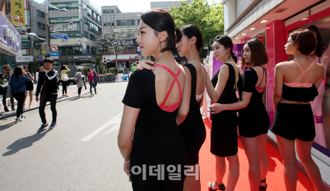 [포토]볼륨보다 섹시한 뒤태