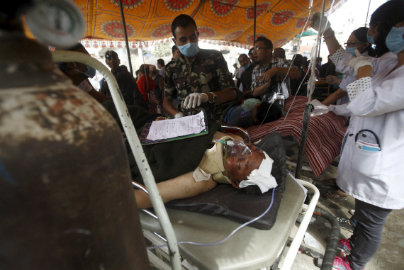 네팔 대지진으로 사망자 2200명 육박