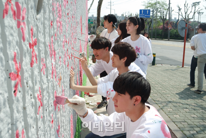 [포토]건국대 학생홍보대사 '화려한 손길' 도심 벽화그리기-1