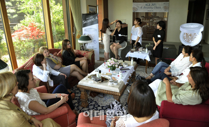 [포토]애경, 주한대사 부인들 대상 뷰티클래스-7