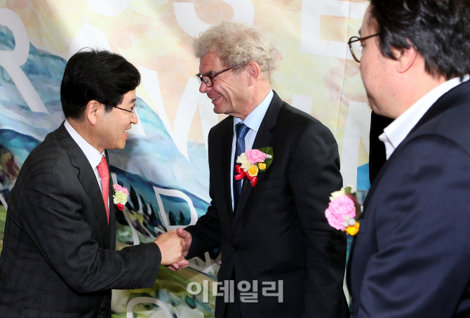 [포토]롤프 마파엘 독일대사와 인사하는 김형철 이데일리 사장