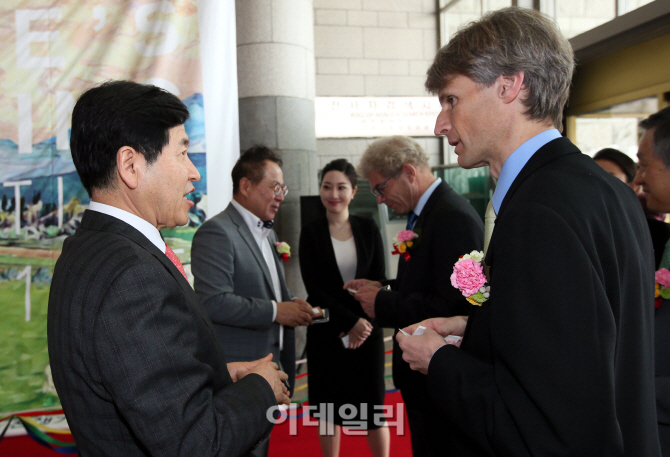 [포토]니콜라스 데쿠르드 스위스 대사와 이야기하는 김형철 이데일리 사장