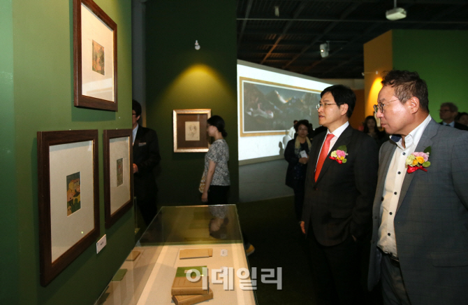 [포토]전시장 둘러보는 김형철 이데일리 사장