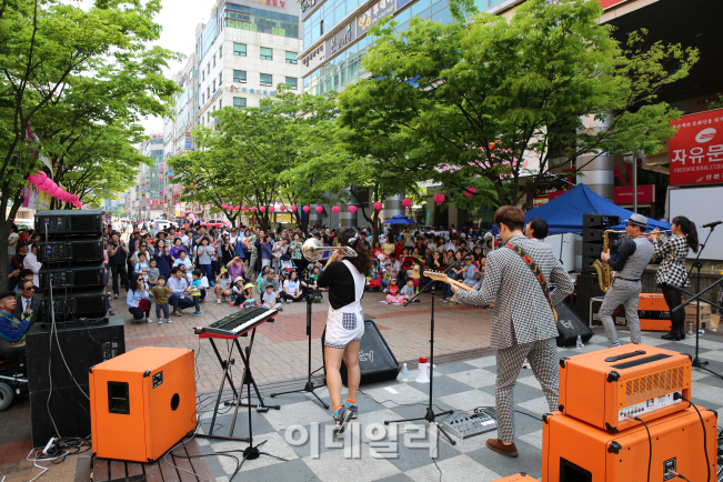 군포철쭉대축제, 20만명 몰리며 인산인해