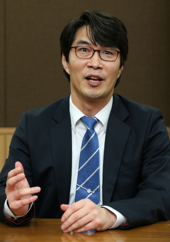 "부동산은 끝났다" vs "믿을 건 부동산뿐"