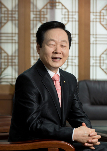 신종백 회장 "지역사회와 한 울타리..공익법인 설립 추진"