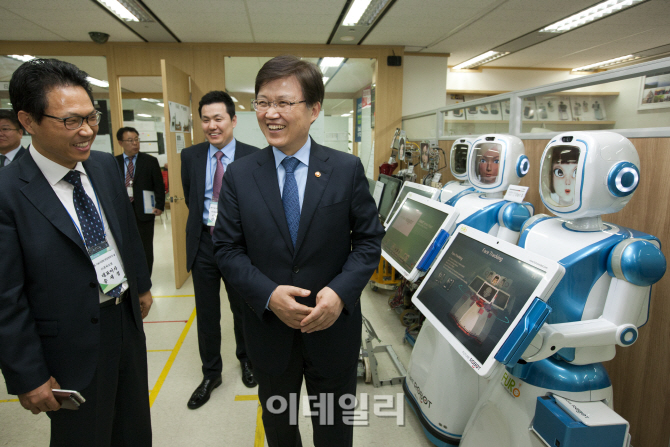 [포토]최양희 장관, 한국과학기술지주 자회사 현장방문-1