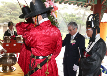  헌화하는 김종덕 문체부 장관