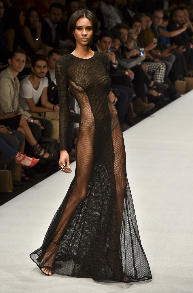 다소 난해한 패션도 멋지게 소화                                                                                                                                                                    