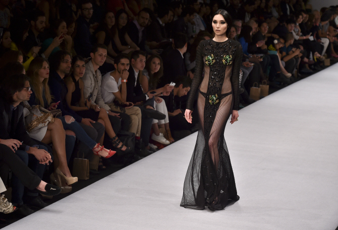 블랙 망사 원피스 입고 카리스마 넘치는 워킹                                                                                                                                                        