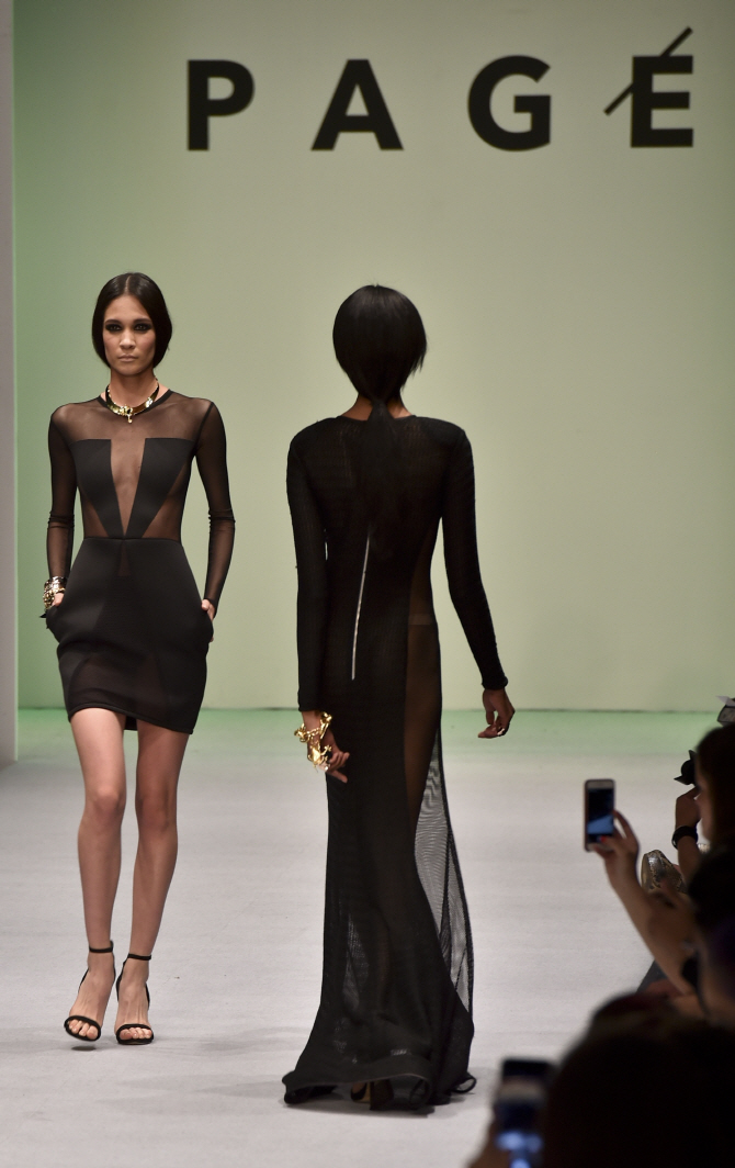 가릴 곳만 딱 가린 아찔한 패션                                                                                                                                                                     