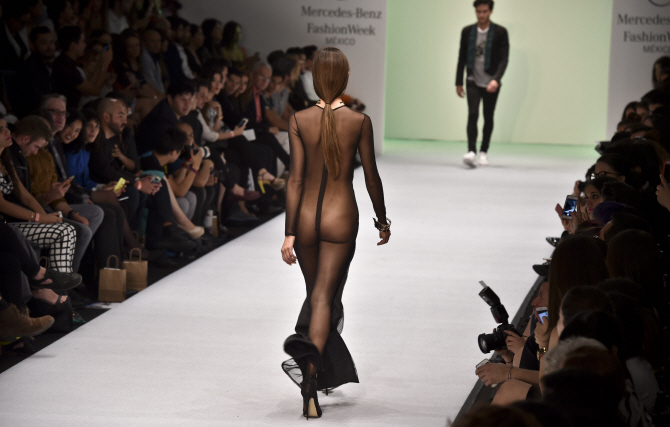 전신 시스루 의상에 관객석 술렁                                                                                                                                                                    