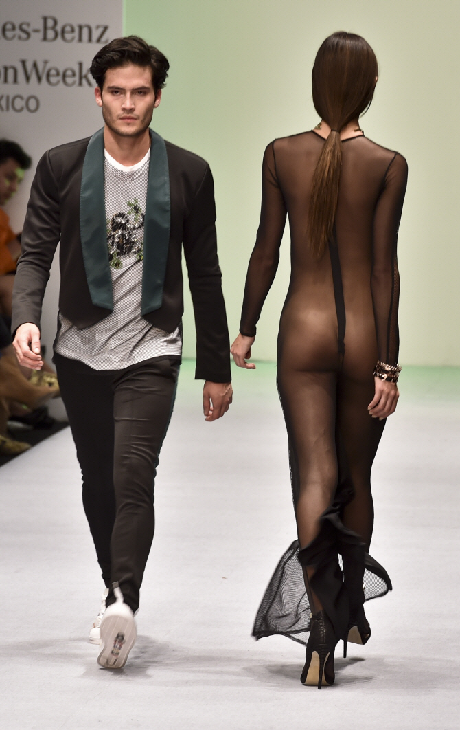 뒤태 미녀의 당당한 캣워크                                                                                                                                                                         