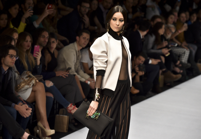 '블랙+화이트' 깔끔하면서 심플한 패션                                                                                                                                                    