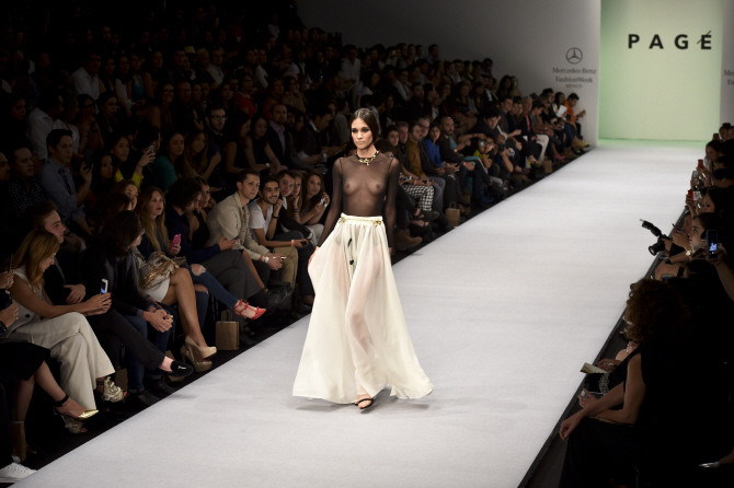 멕시코 여름 패션은 시스루가 대세?                                                                                                                                                                 