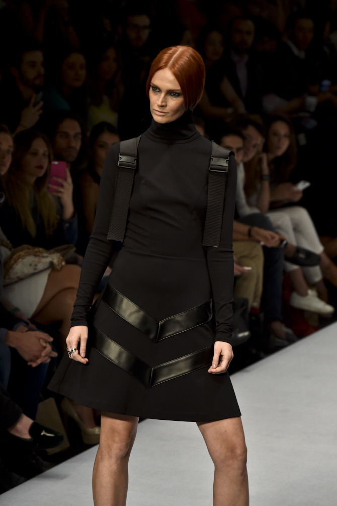 마네킹 보다 더 앙상한 몸매                                                                                                                                                                        