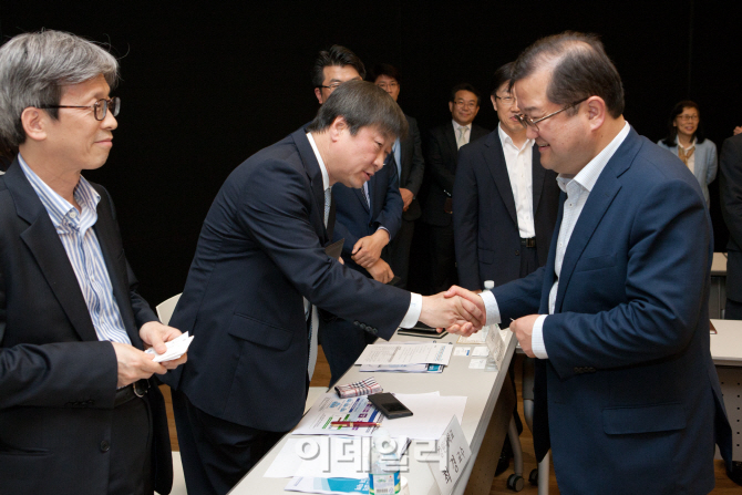 [포토]참석자들과 인사 나누는 최재유 미래부 2차관