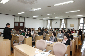 영부인부터 가정주부까지" 여성 재교육의 산실