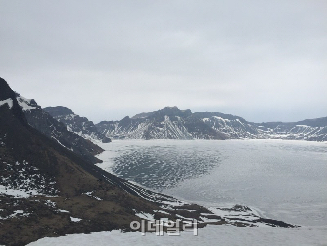 [포토] 백두산 천지, 화산 폭발 위험 '고요한 모습'