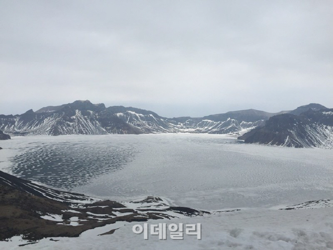 백두산 천지, 화산 폭발 위험 제기 '현재 상황은? 평온'