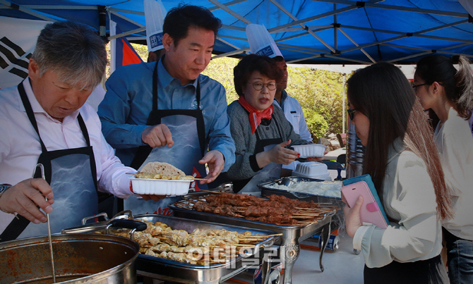 [포토]상명대, 네팔 지진 성금모금을 위한 '네팔 사랑! 네팔 음식 한마당' 개최