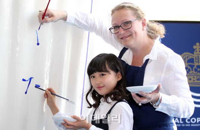 [포토]대형 머그잔에 그림을 그려요!