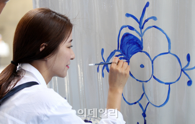 [포토]'자이언트 머그'에 그림을 그려요