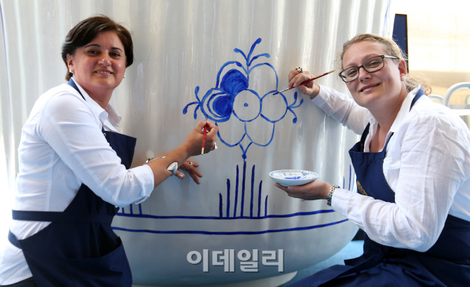 [포토]자이언트 머그에 그림그리는 로얄 코펜하겐 페인팅 명장들