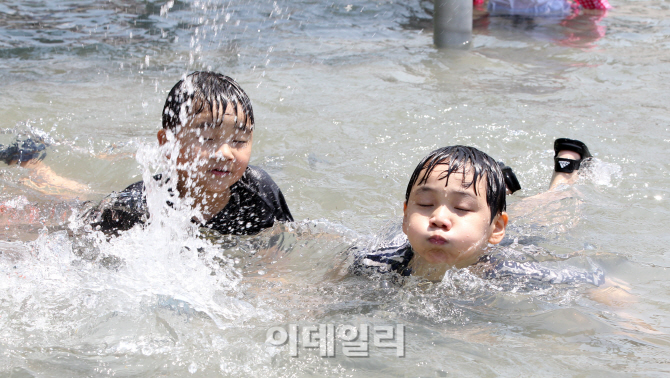 [포토]더위 잊는 물놀이