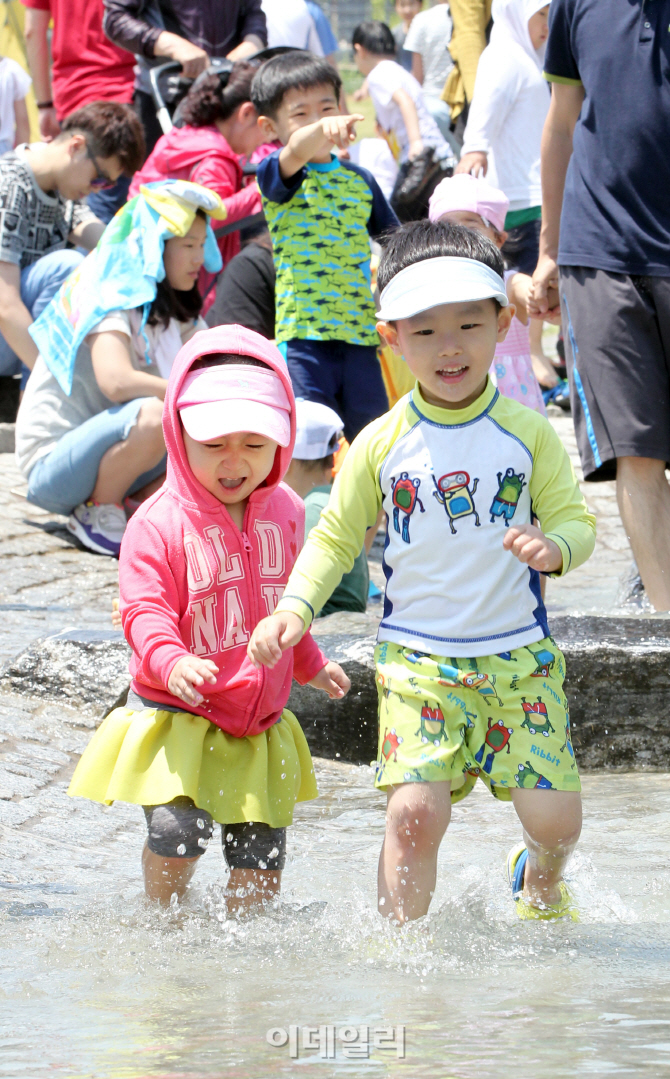 [포토]무더위 날리는 물놀이