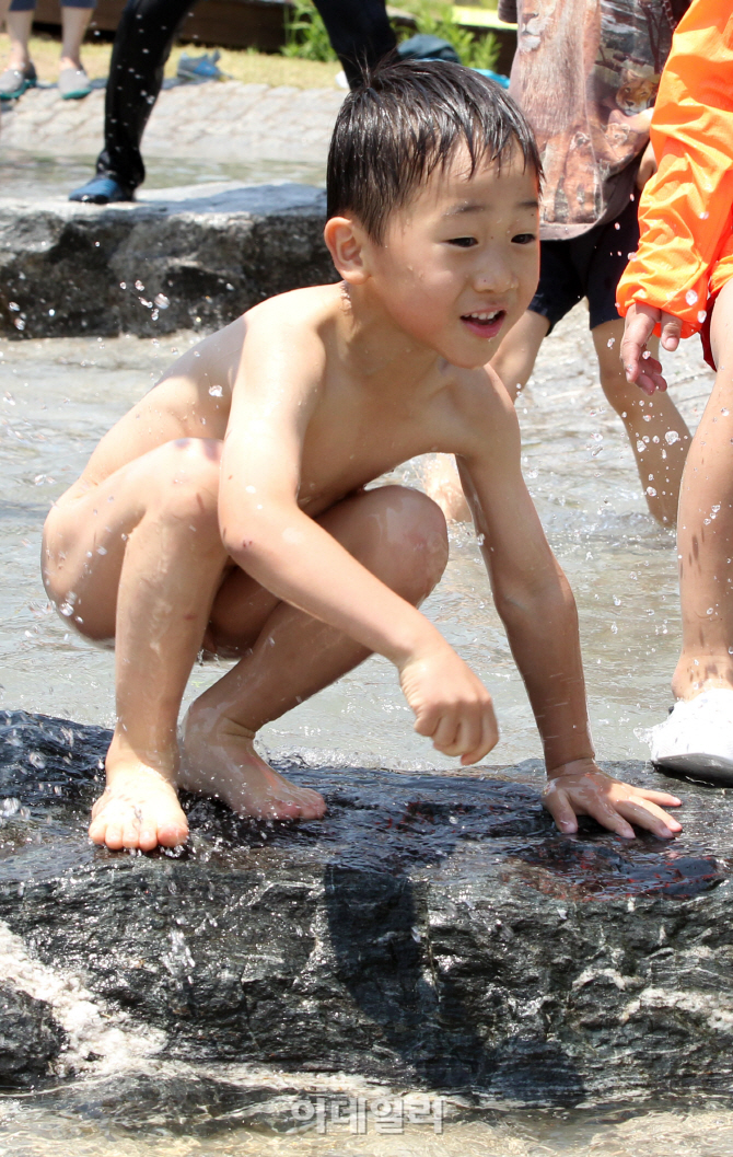 [포토]이른 더위가 반가운 동심