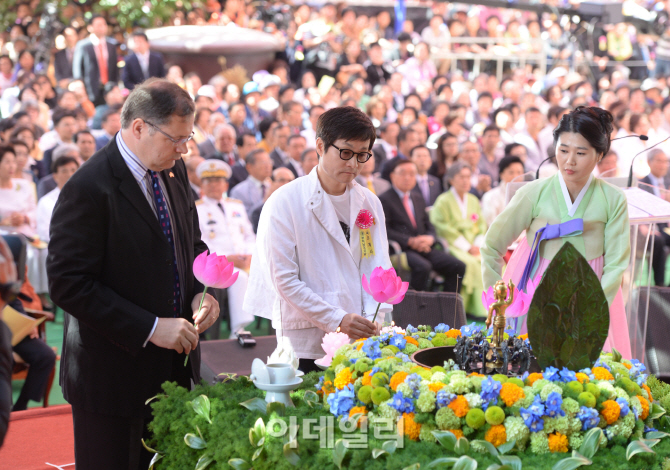 [포토]헌화하는 찰스 존헤이 주한 영국대사와 김조광수 감독