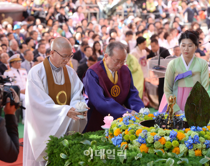 [포토]헌향하는 남궁성 교정원장과 박남수 교령