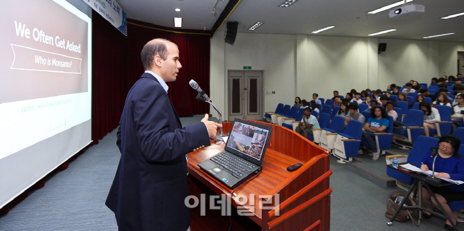 [포토]후안 파리나티 몬산토 아시아 총괄 부사장, 충남대에서 강연-3