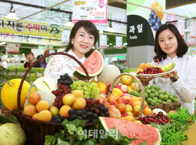 [포토]농협유통, 이른 더위를 확 잡아줄 초여름 과일 판매