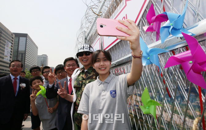 [포토]셀카찍는 홍용표 통일부 장관