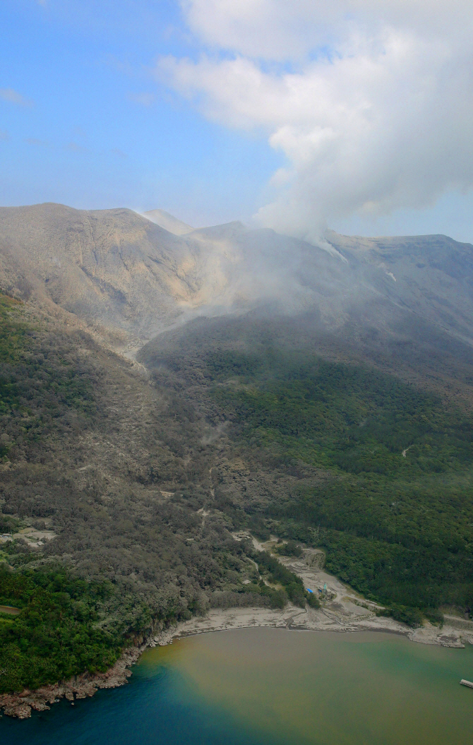  일본 규슈 남쪽 섬 구치노에라부지마 분화                                                                                                                                                          