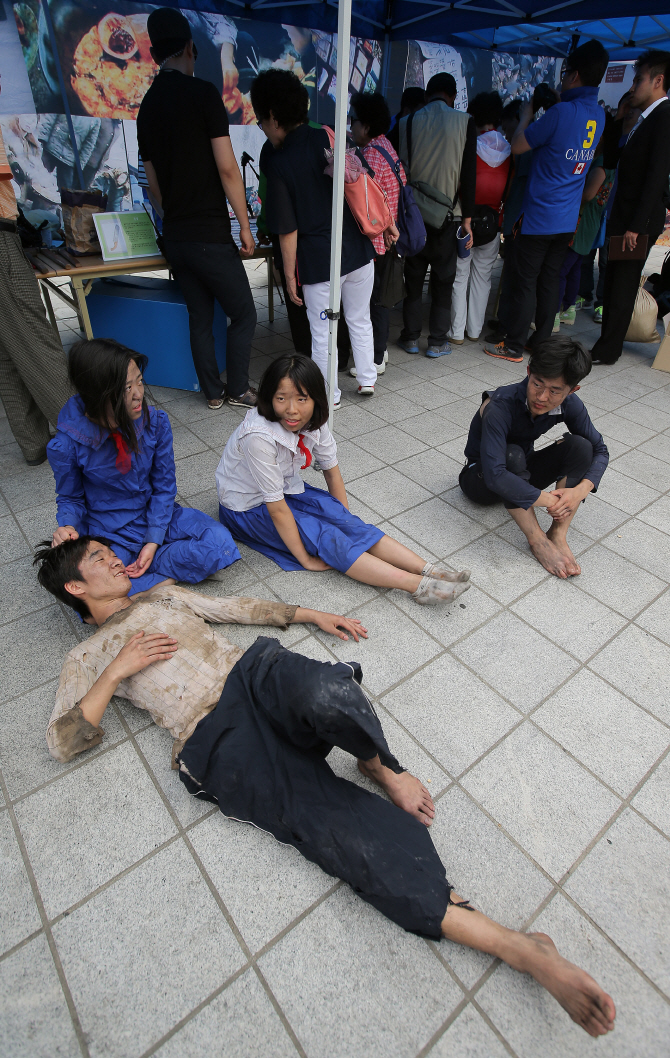  실감나는 꽃제비 연기                                                                                                                                                                             