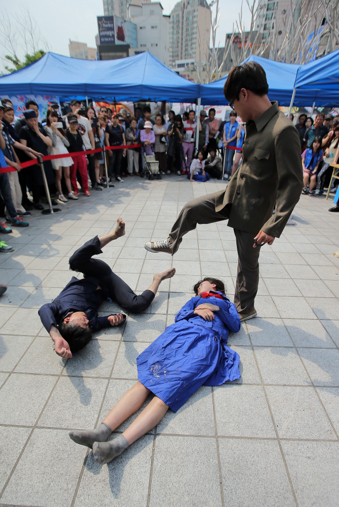  실감나는 꽃제비 연기                                                                                                                                                                             